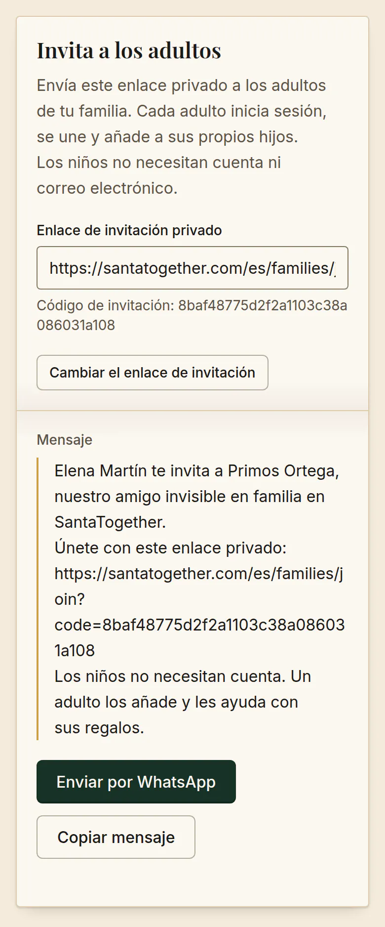 Tarjeta Invita a los adultos de SantaTogether: un enlace privado de invitación con su código, un mensaje que dice que los niños no necesitan cuenta porque un adulto los añade, y botones para enviarlo por WhatsApp o copiarlo.